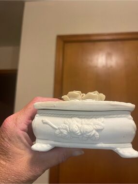 #101 vintage ivory porcelain trinket box